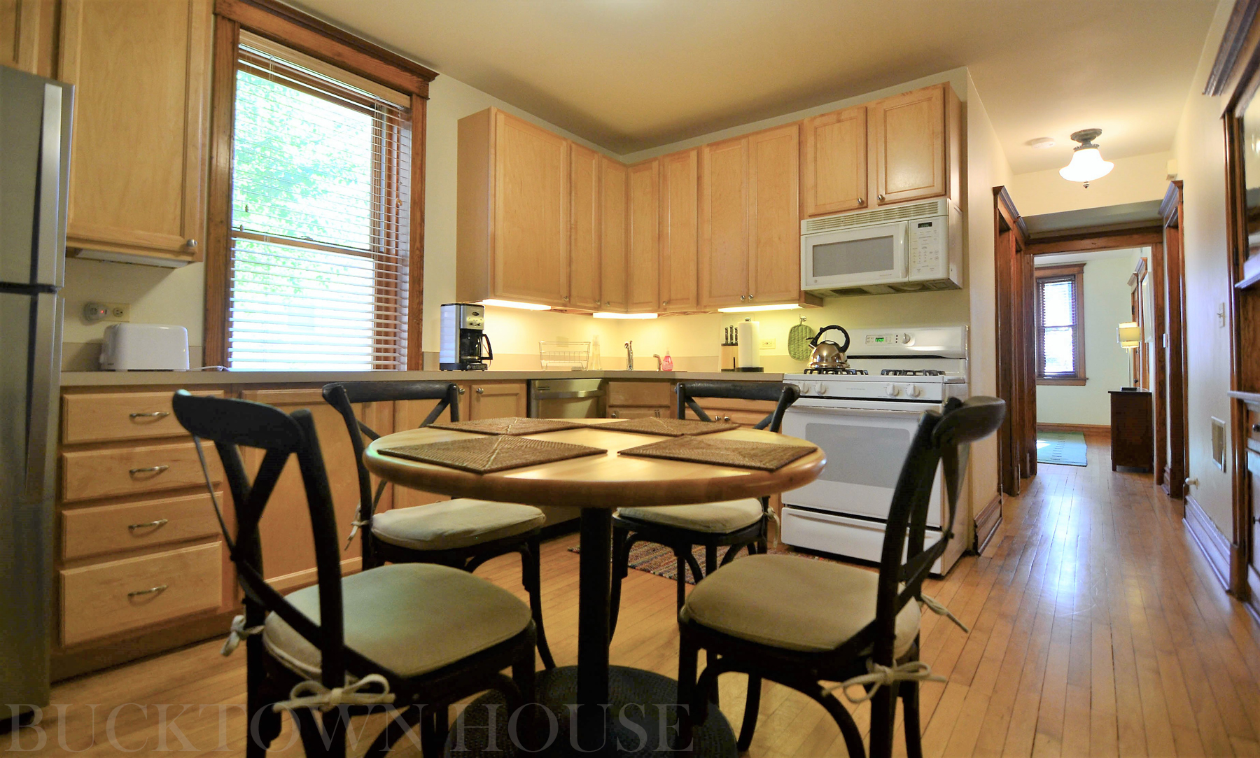Open kitchen with round table | Chicago Vacation Rentals in Bucktown